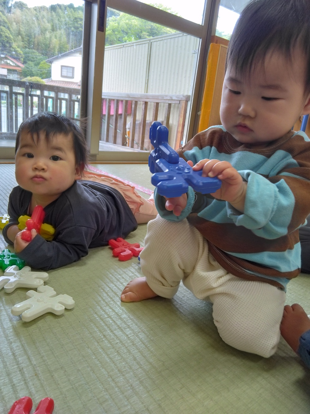 ブロックで遊ぶ子ども (3)