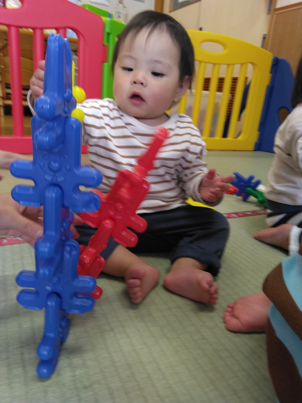 ブロックで遊ぶ子ども (4)