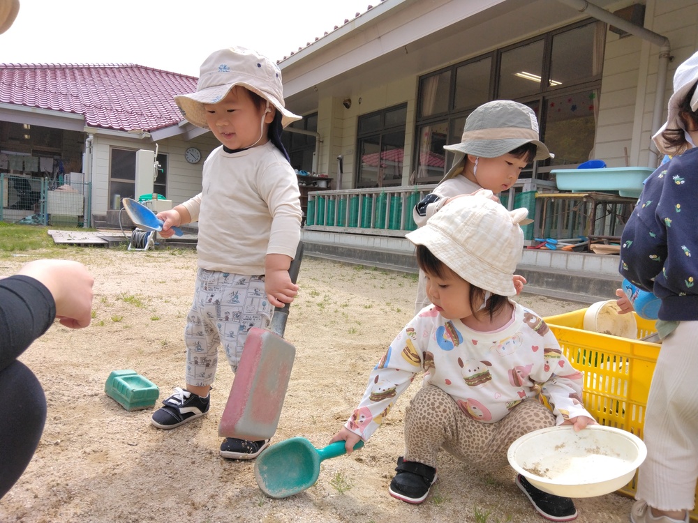 園庭遊びの様子 (1)