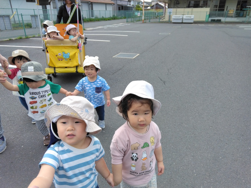 はたらくくるまを見る子ども (2)