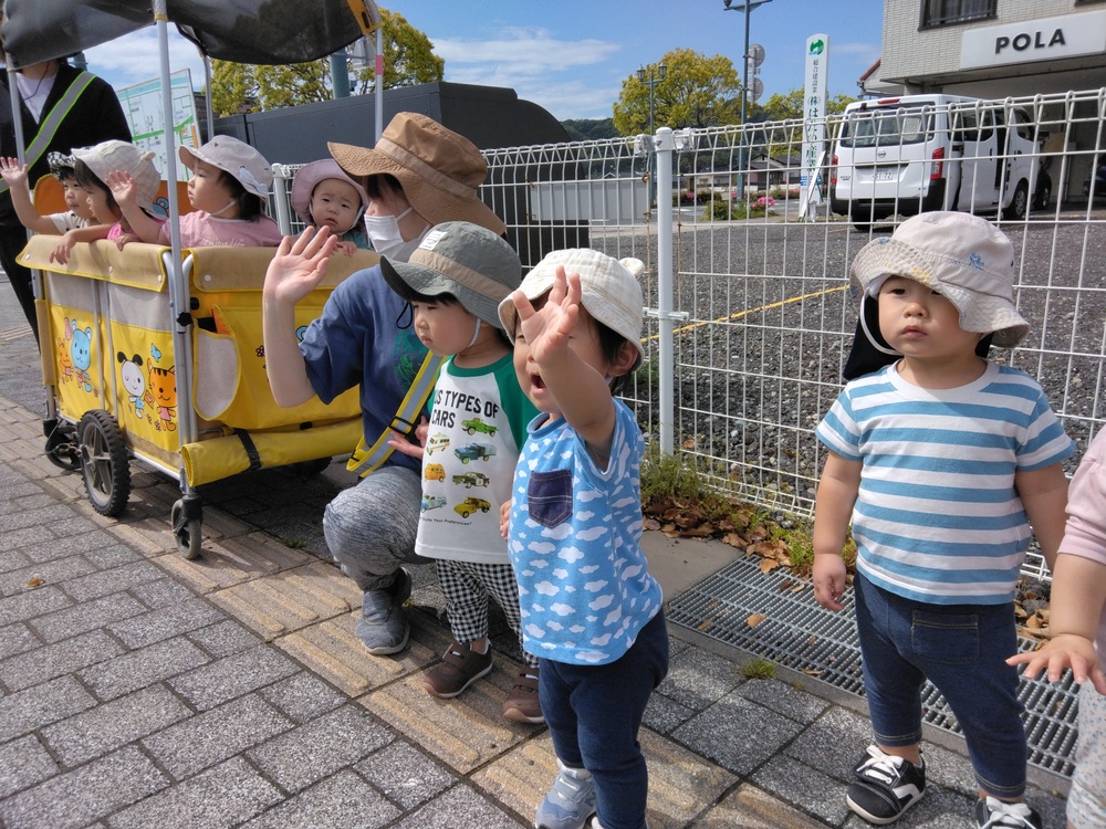 はたらくくるまを見る子ども (3)