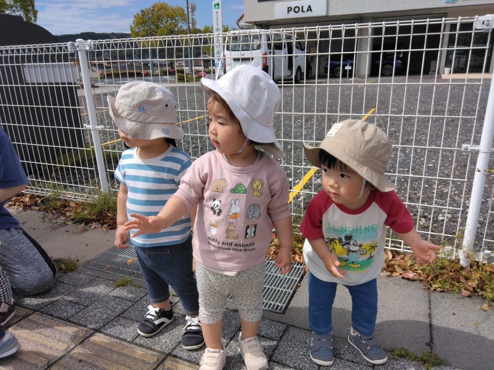 はたらくくるまを見る子ども (4)