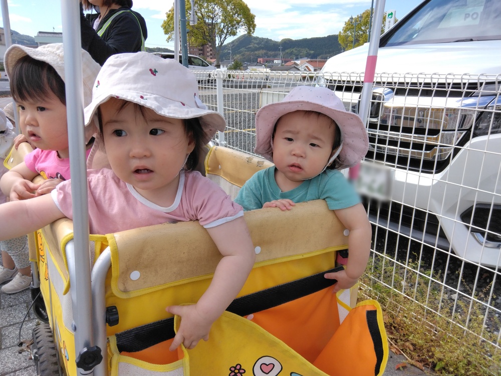 はたらくくるまを見る子ども (7)