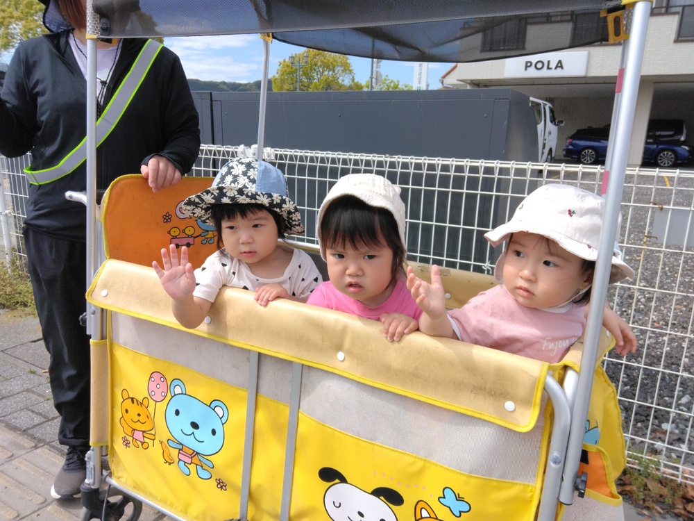 はたらくくるまを見る子ども (5)