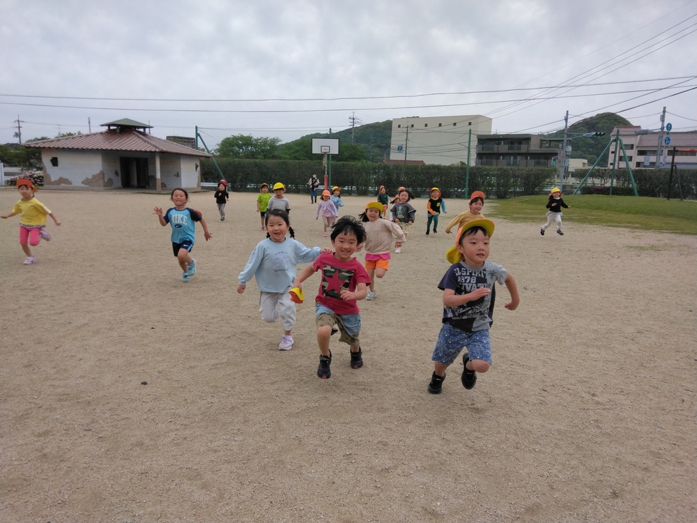 かけっこをする様子