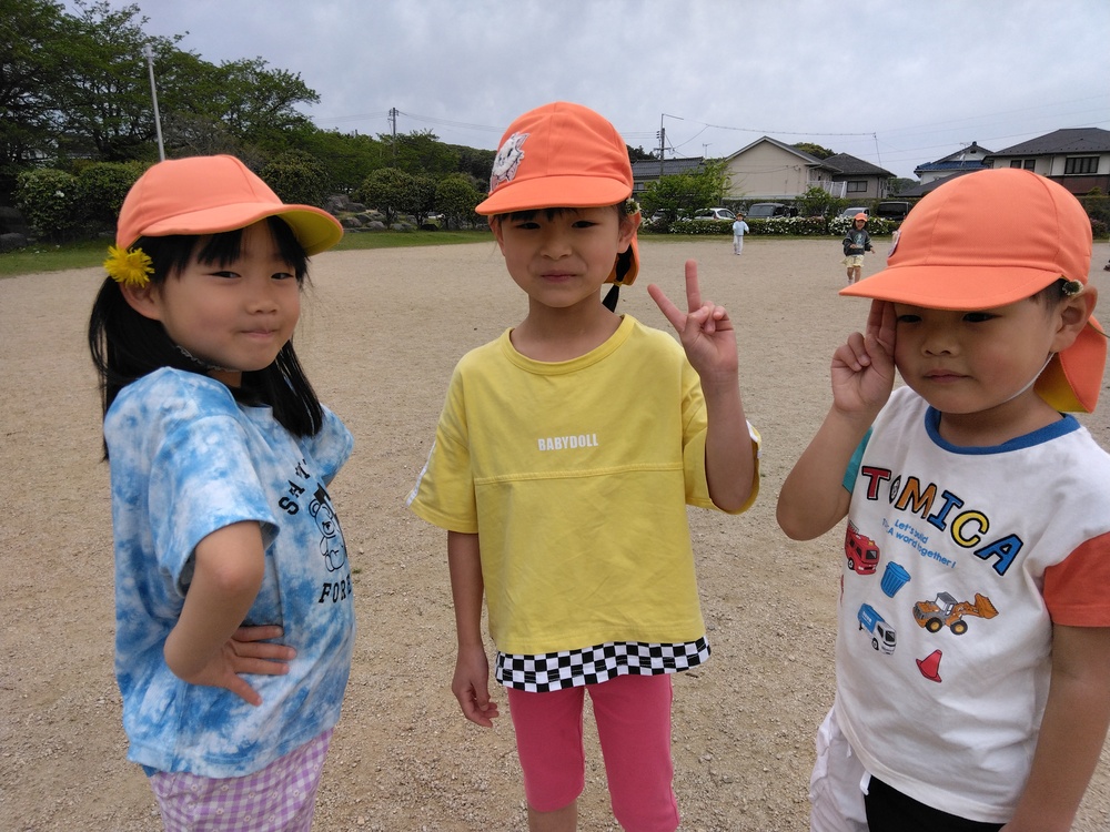 花を飾りにしている子どもたち