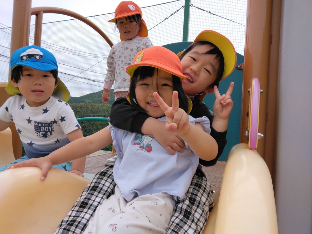 一緒にすべり台をしている様子