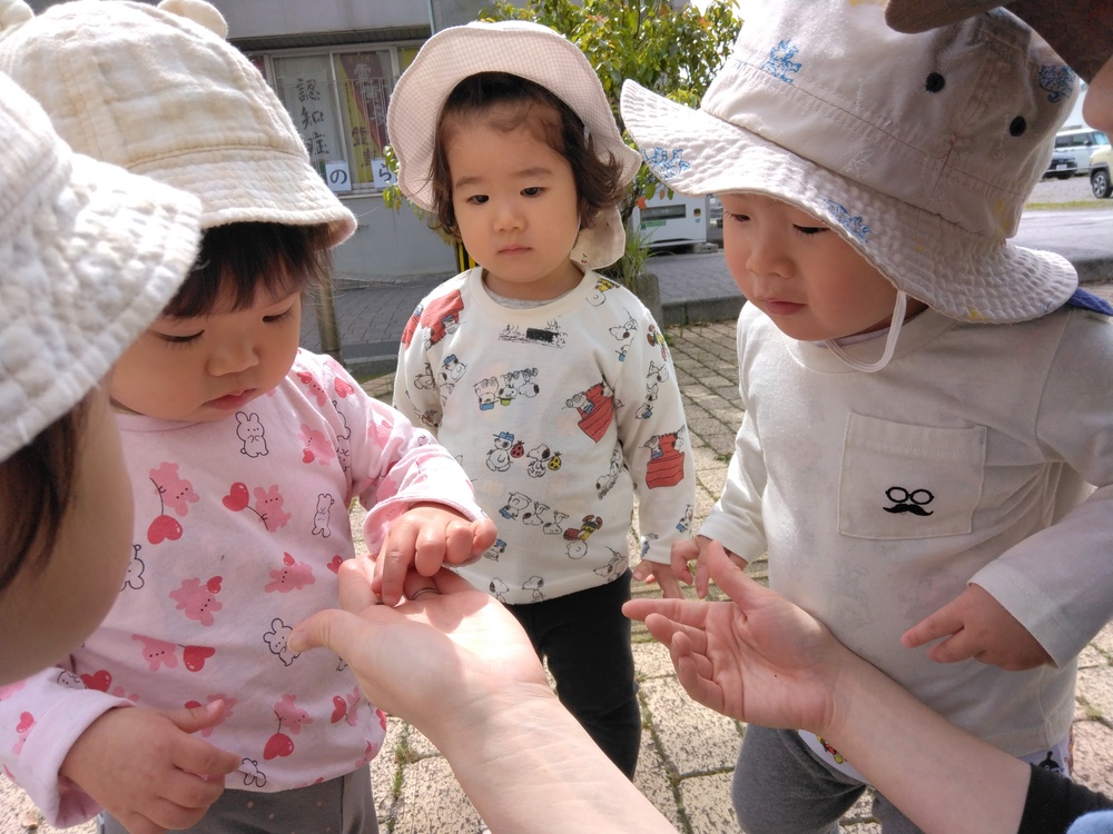 あすてらす前の広場で遊ぶ子ども (1)