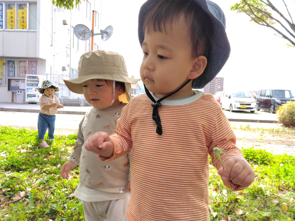 あすてらす前の広場で遊ぶ子ども (2)