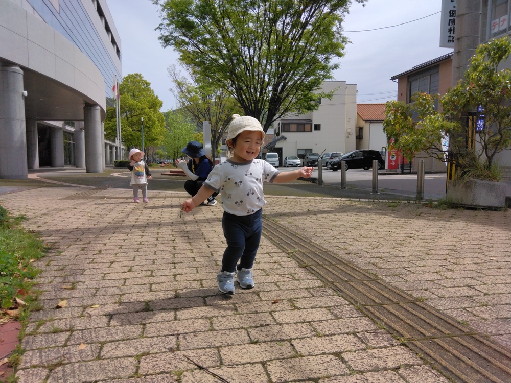 あすてらす前の広場で遊ぶ子ども (3)