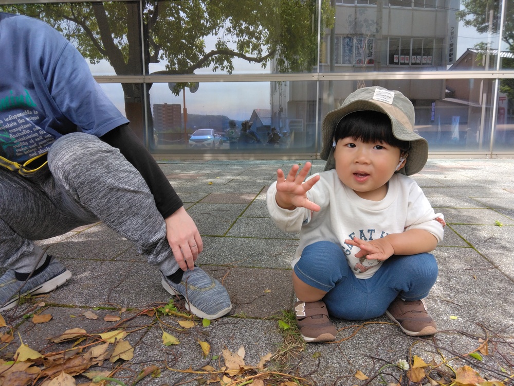 あすてらす前の広場で遊ぶ子ども (4)