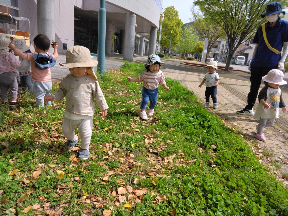 あすてらす前の広場で遊ぶ子ども (5)