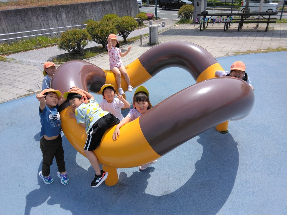 オブジェに乗っている子どもたちの様子