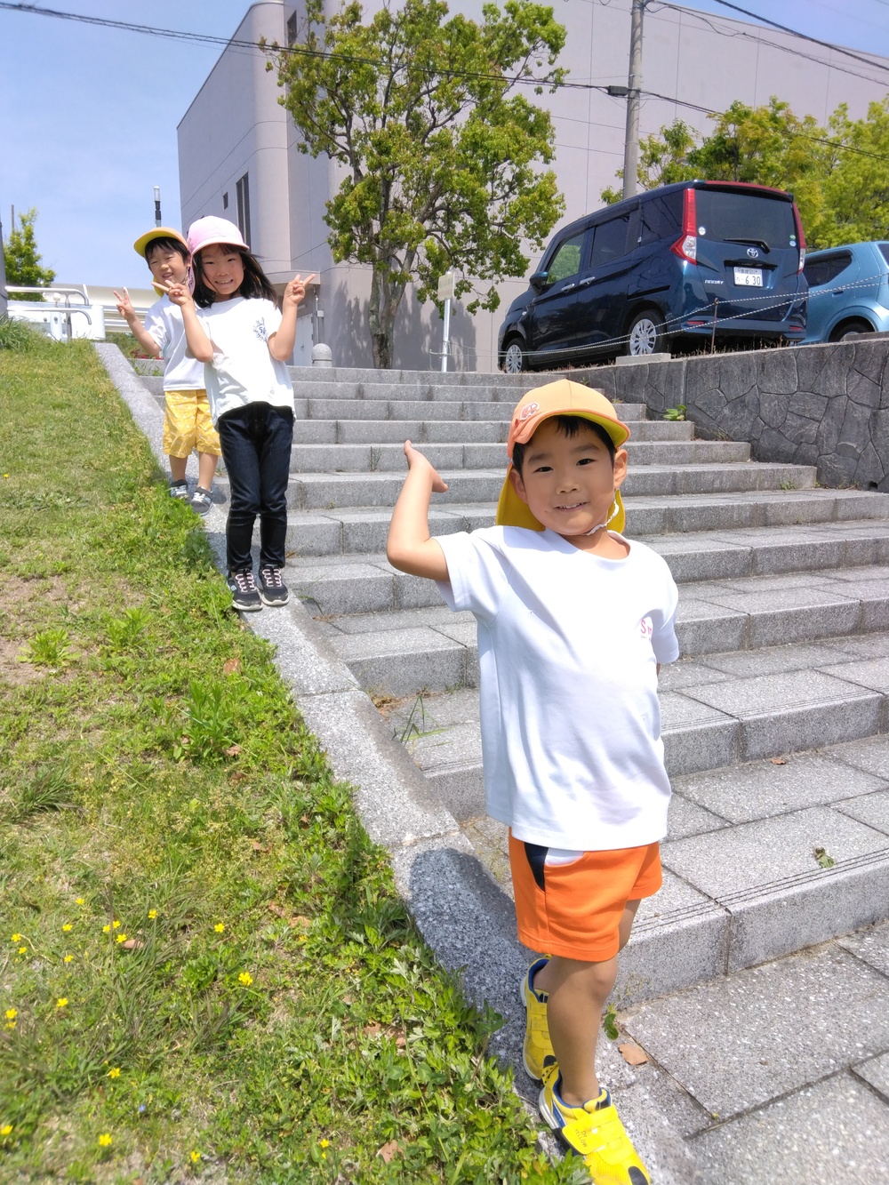 坂道を歩いている様子