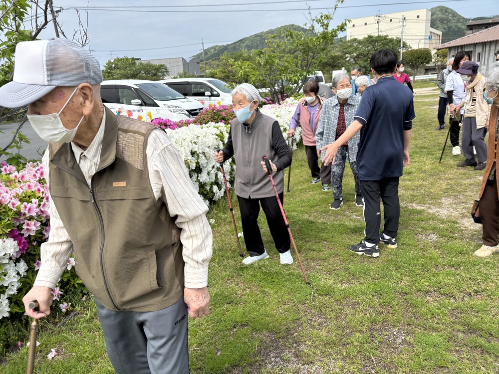 ツツジを見ながら歩行訓練