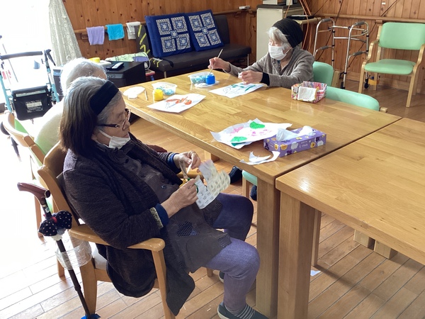 ちぎり絵作成中