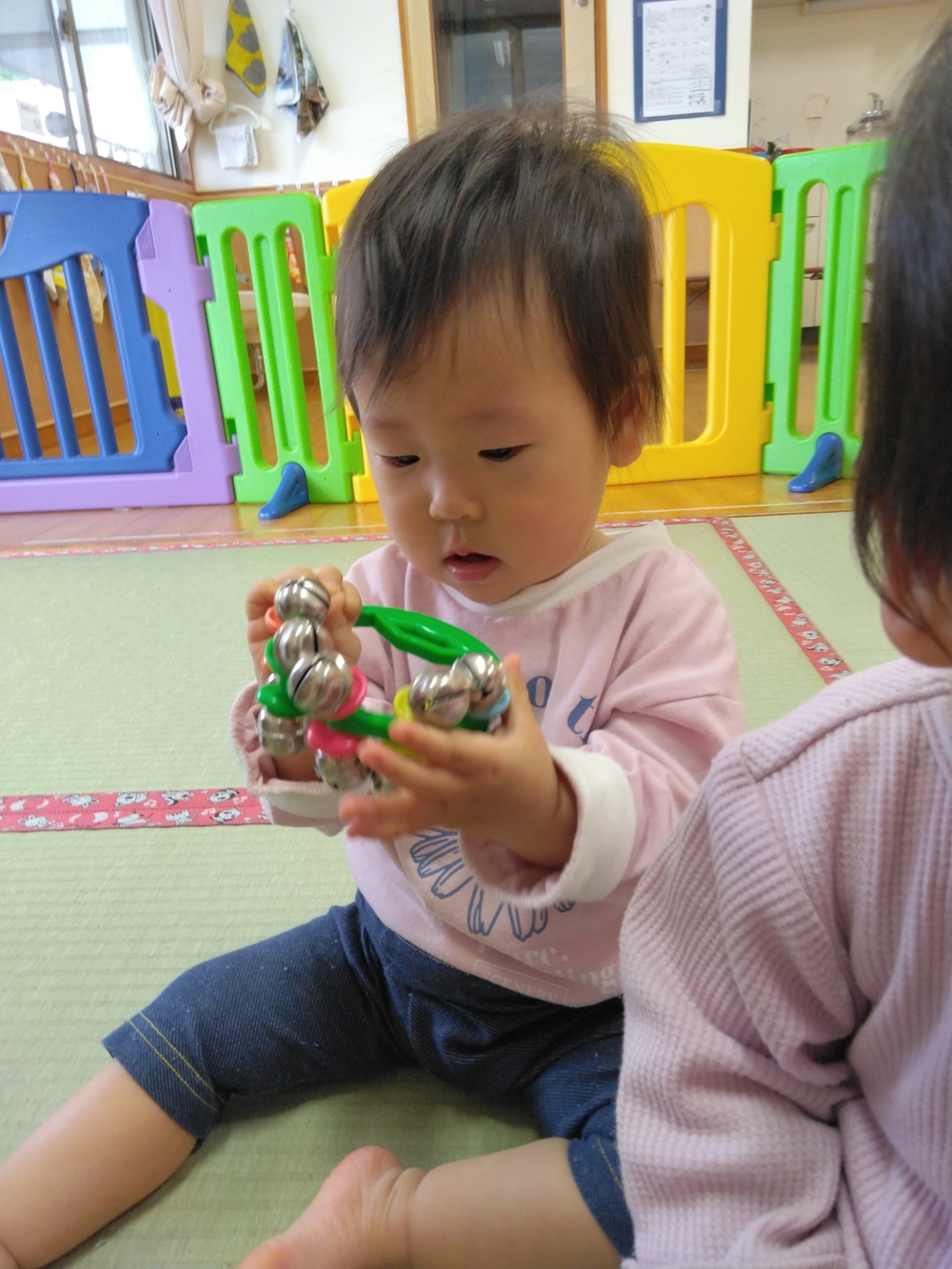 鈴で遊ぶ子ども２