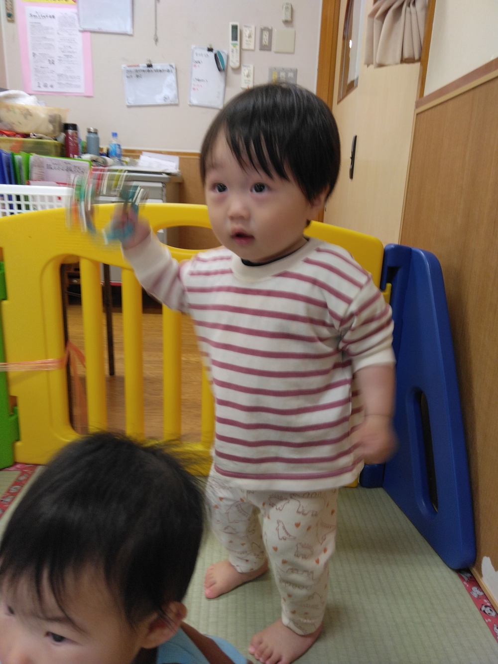 鈴で遊ぶ子ども