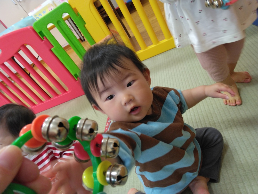 鈴で遊ぶ子ども３