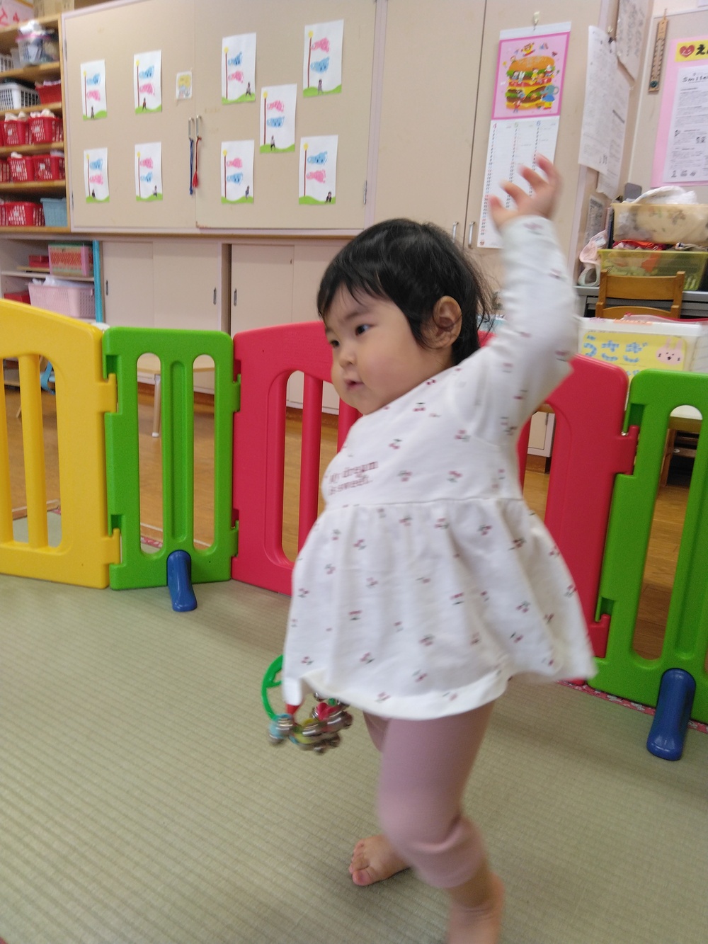 鈴で遊ぶ子ども４