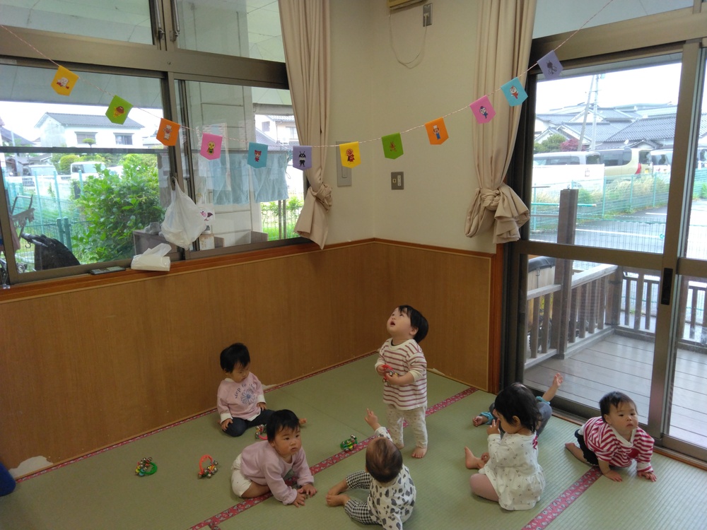 ガーランドを見つめる子どもたち