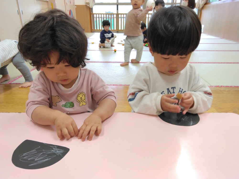 ダンゴムシ製作をする子ども (2)