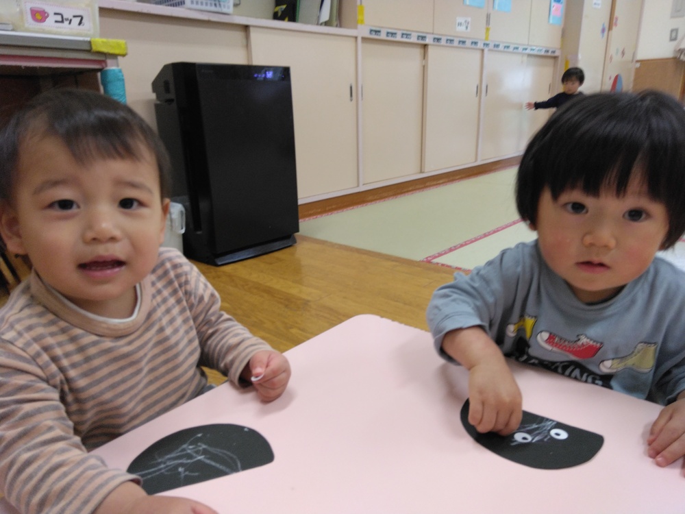 ダンゴムシ製作をする子ども (3)