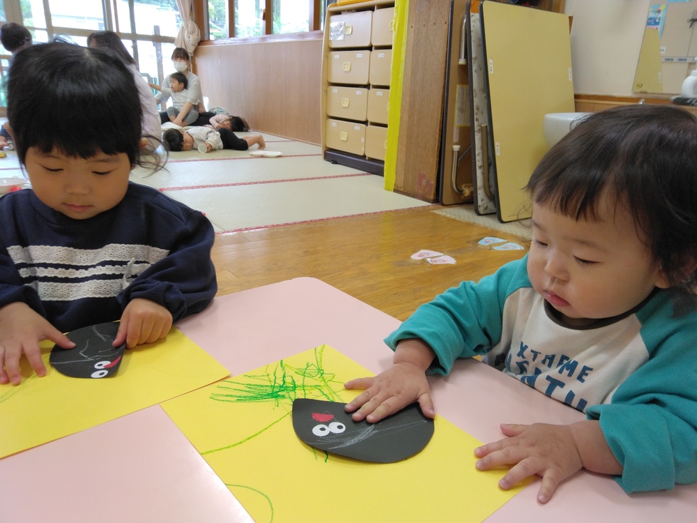 ダンゴムシ製作をする子ども (5)