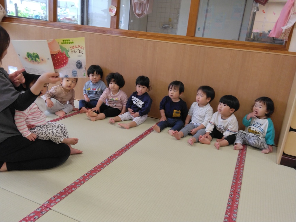 絵本を見る子ども