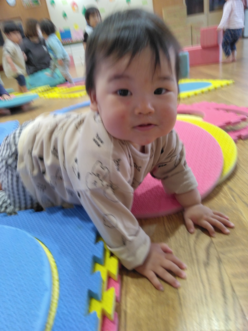 遊戯室で遊ぶ様子 (1)
