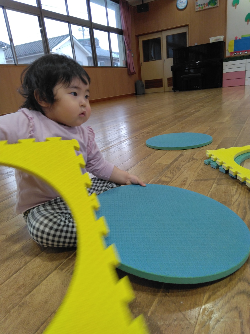遊戯室で遊ぶ様子 (2)