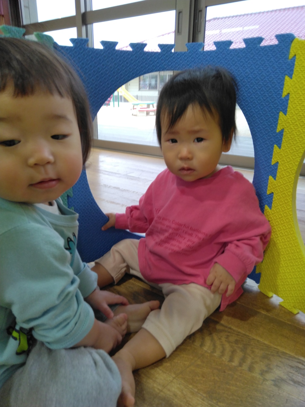 遊戯室で遊ぶ様子 (4)