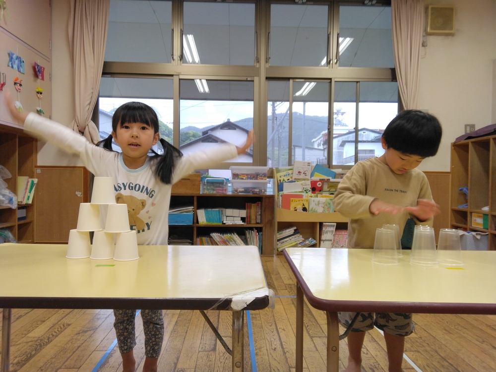 紙コップ遊びをしている様子１