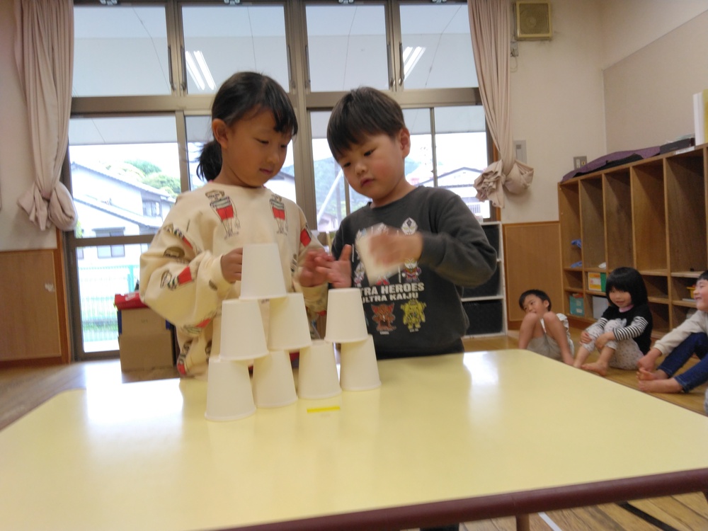 ペアで紙コップ遊びをしている様子１