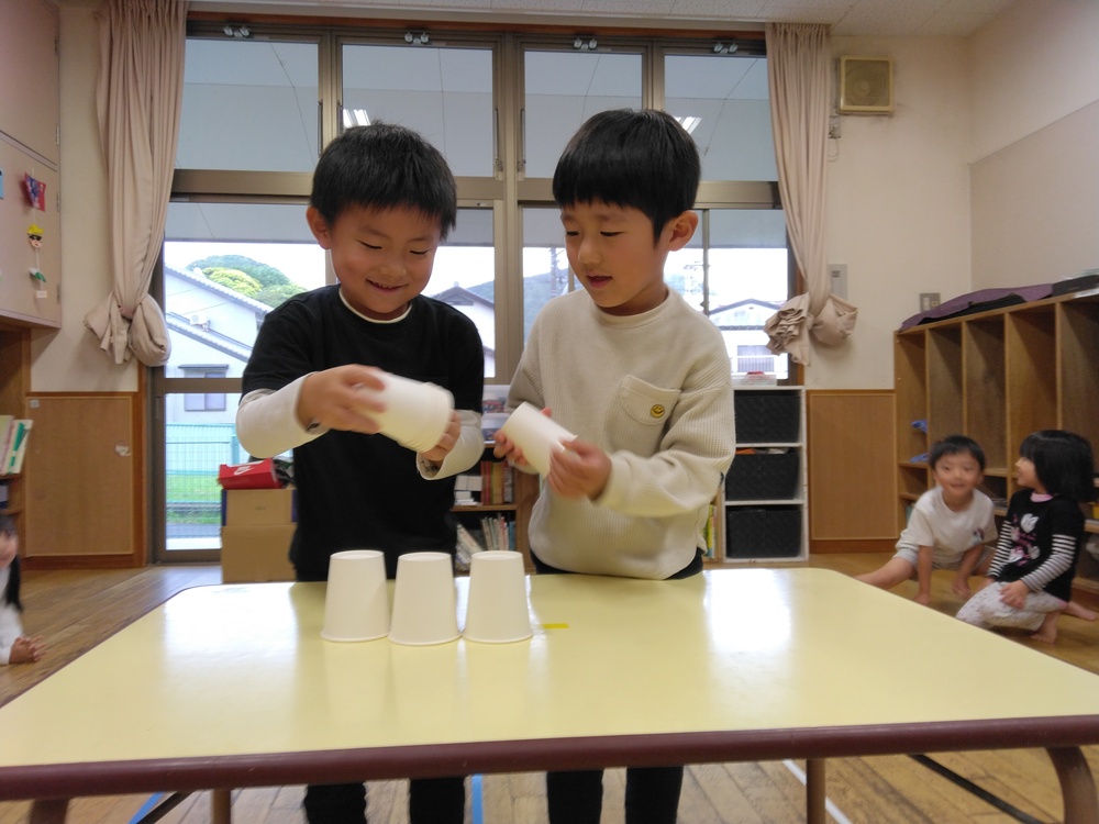 ペアで紙コップ遊びをしている様子２
