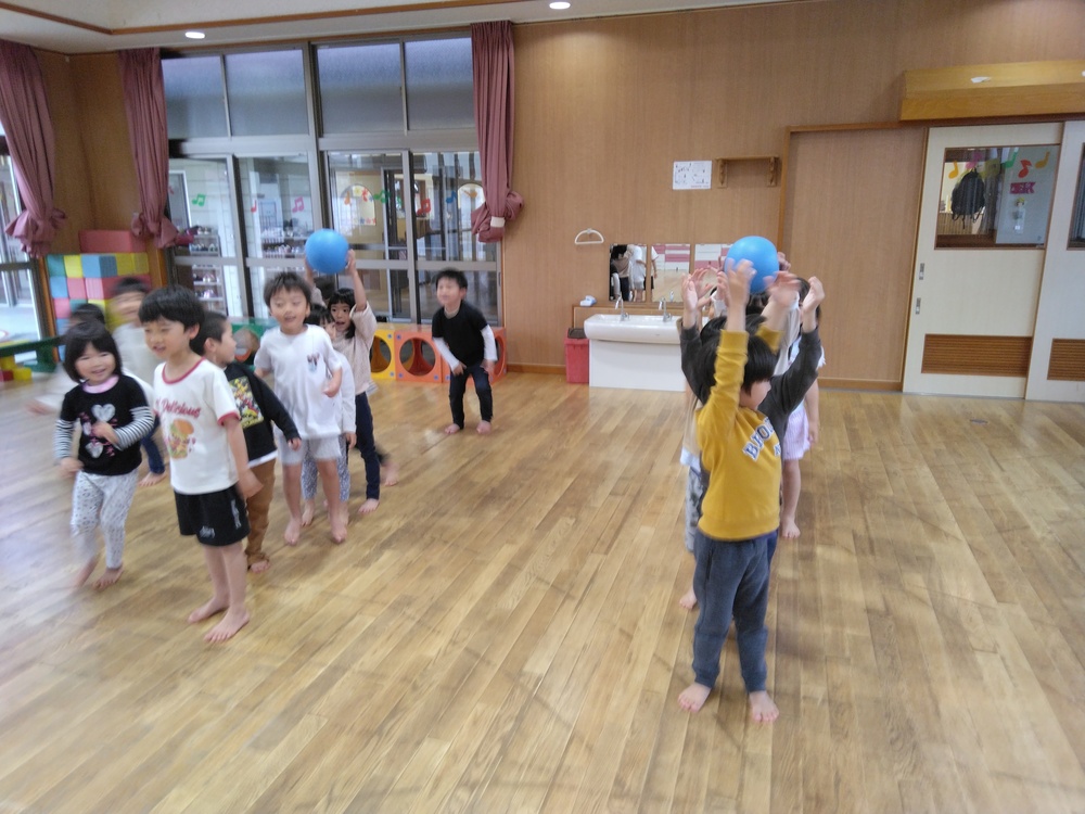 ボールを使って遊ぶ様子１