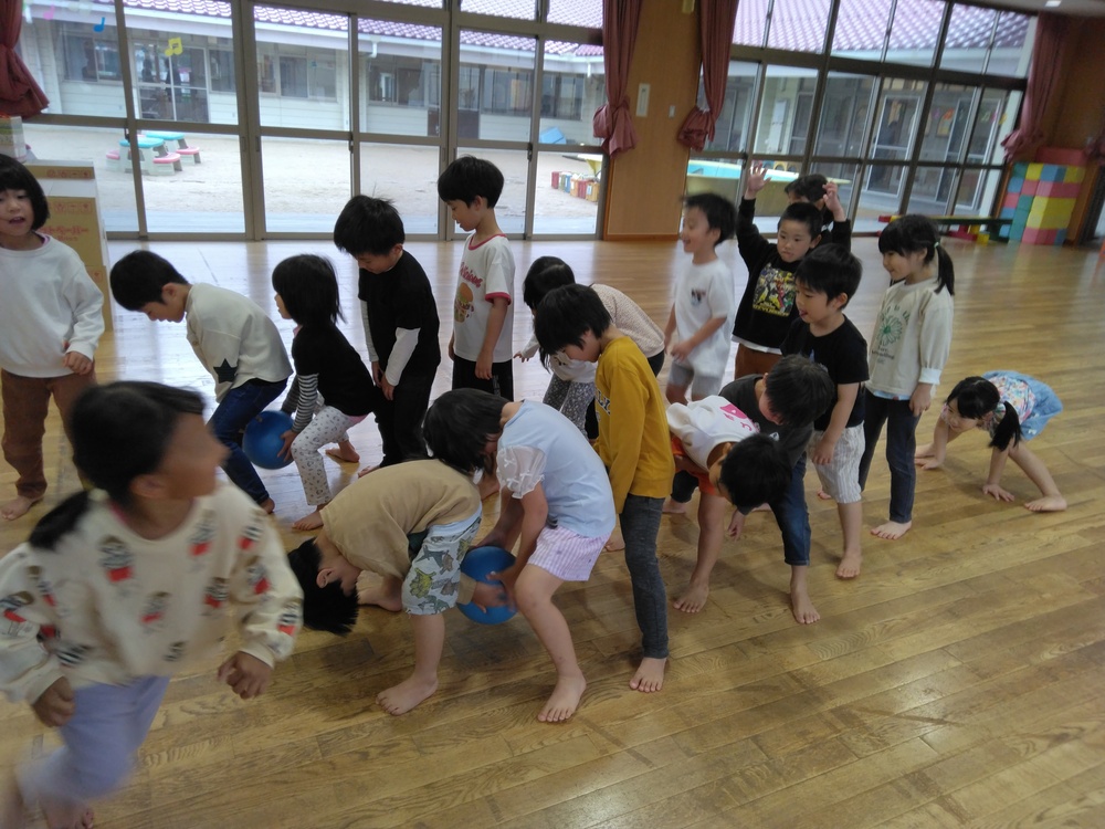 ボールを運ぶ遊び２