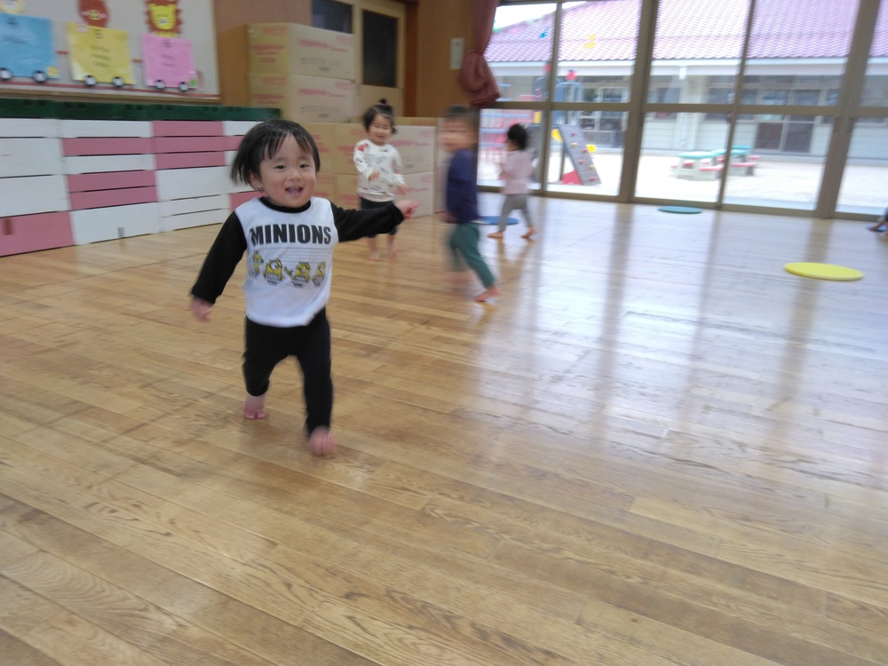 遊戯室で遊ぶ子ども (1)