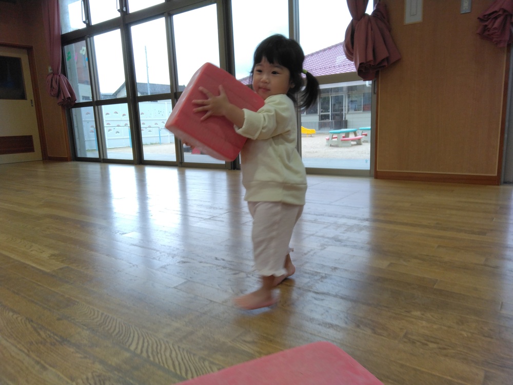 遊戯室で遊ぶ子ども (2)