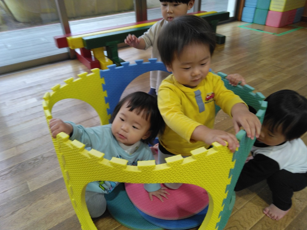 遊戯室で遊ぶ子ども (3)