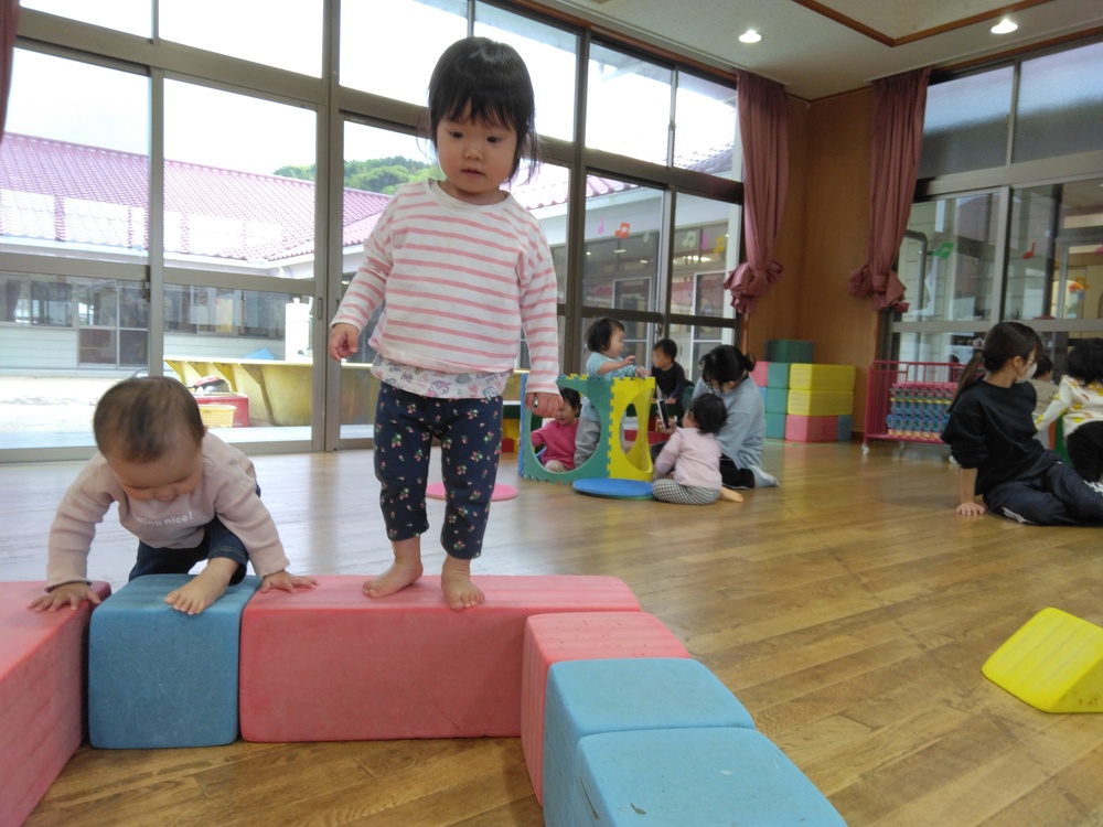 遊戯室で遊ぶ子ども (4)