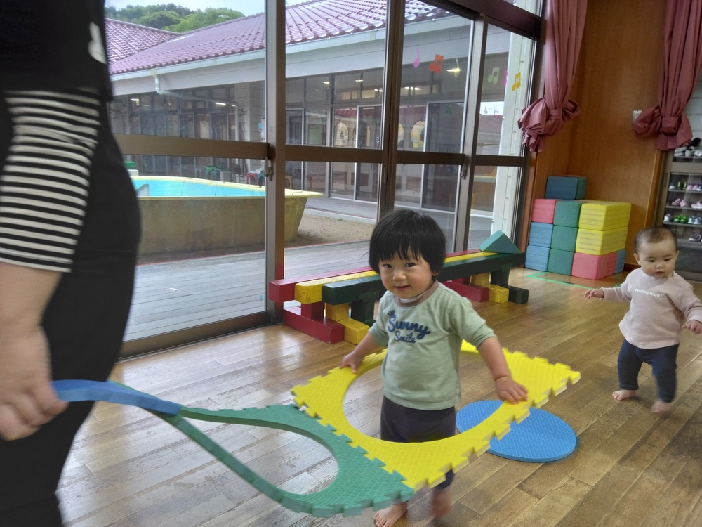 遊戯室で遊ぶ子ども (5)