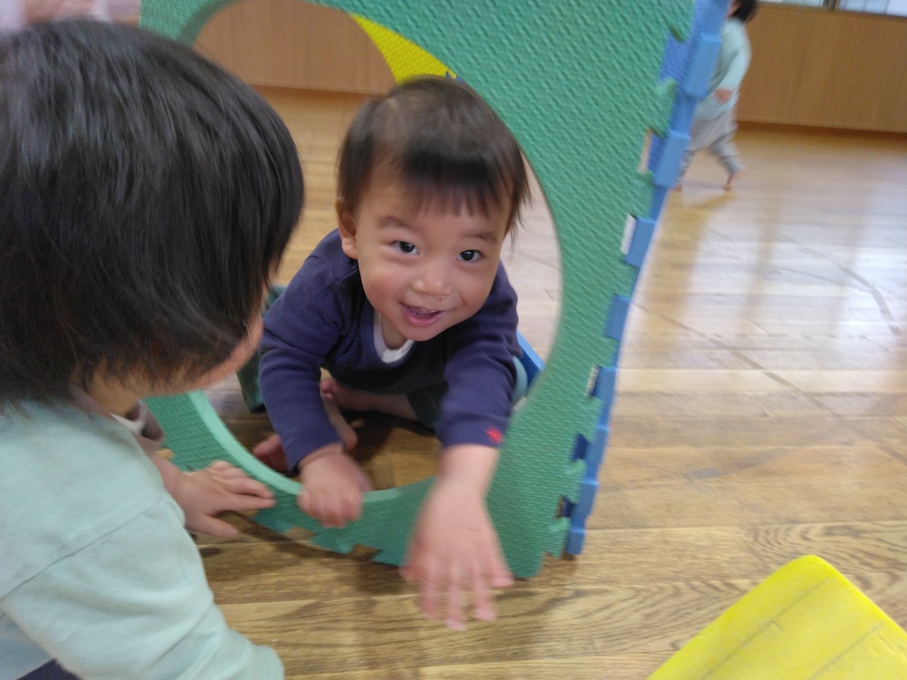 遊戯室で遊ぶ子ども (6)