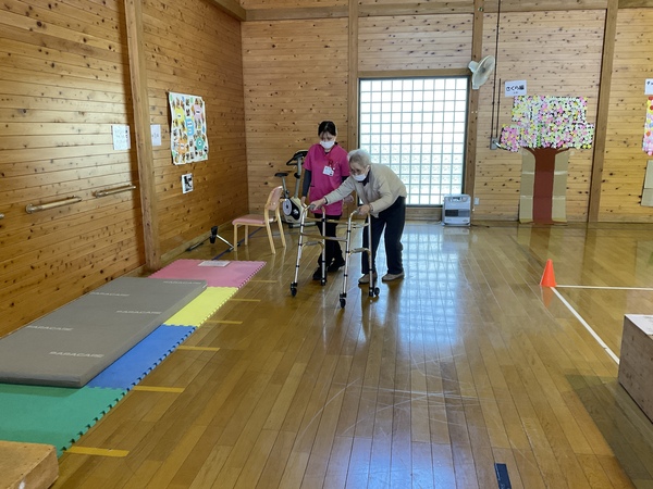 歩いています