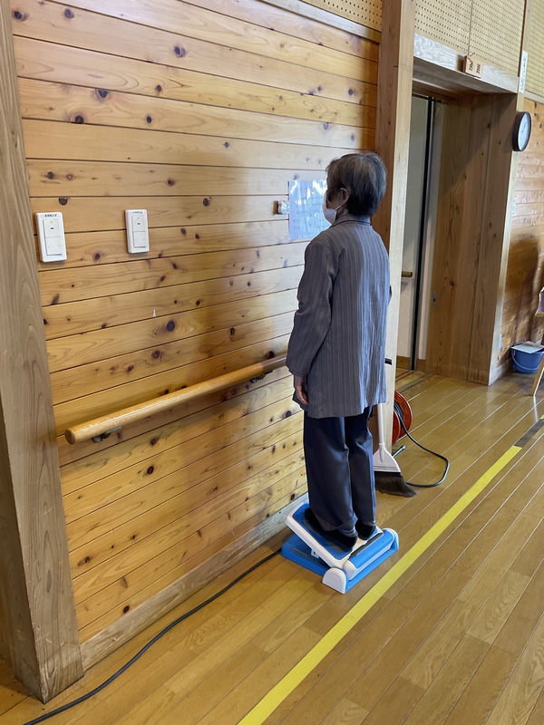 足のストレッチ中です