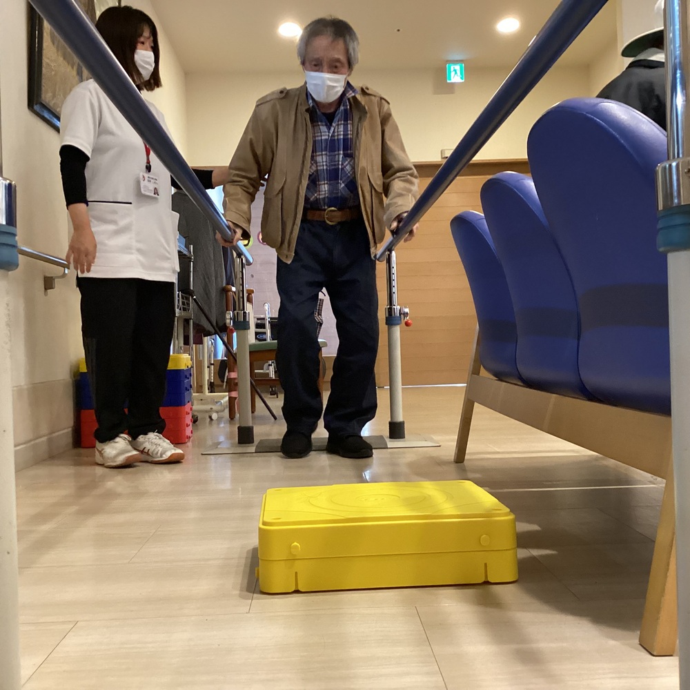 平行棒で歩行