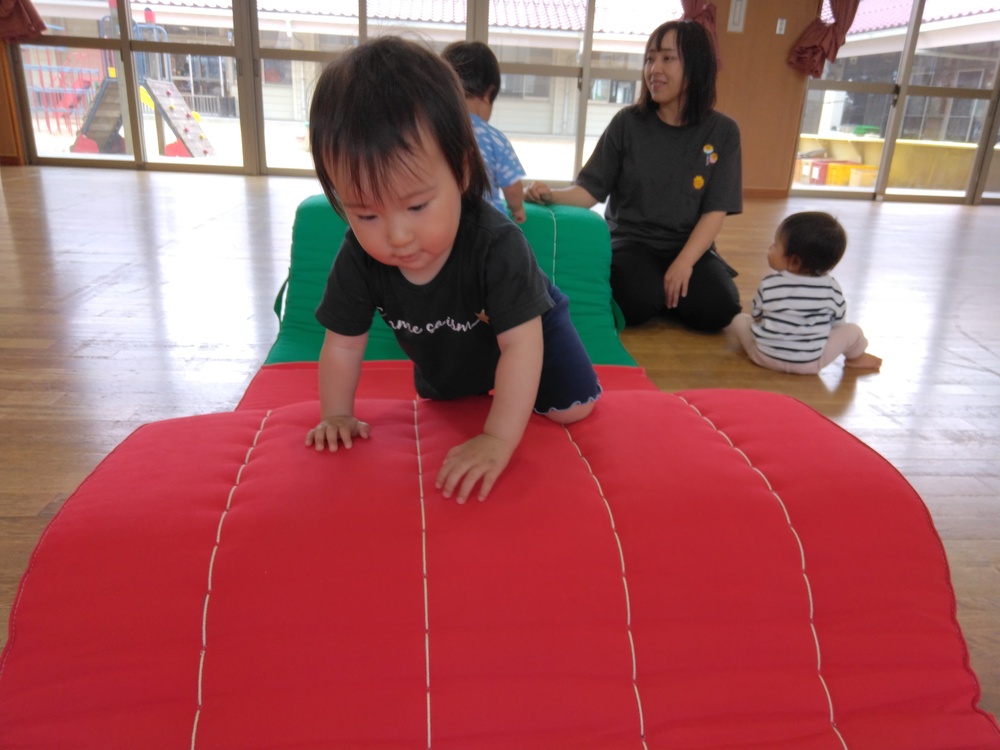 遊戯室で遊ぶ子ども (1)