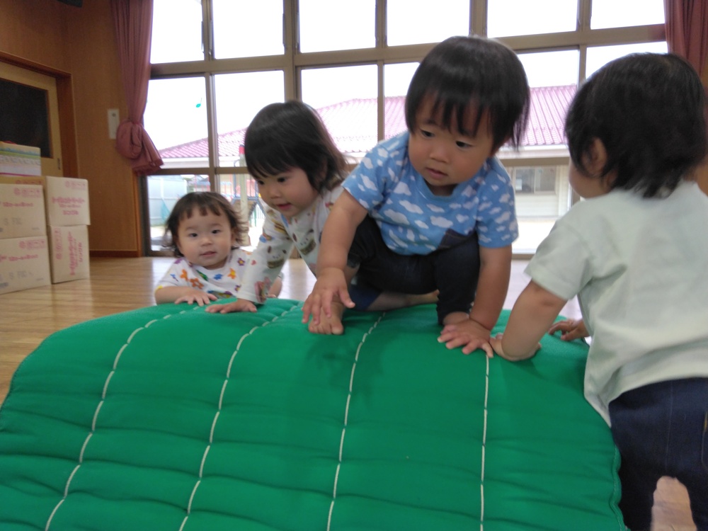 遊戯室で遊ぶ子ども (2)