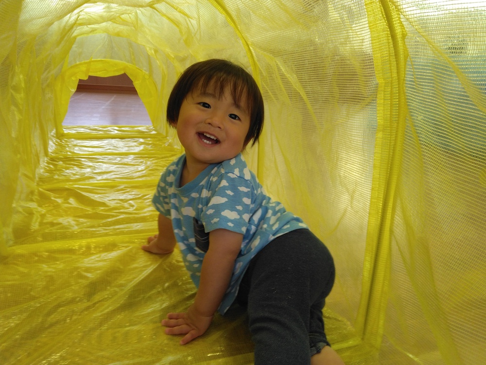 遊戯室で遊ぶ子ども (3)