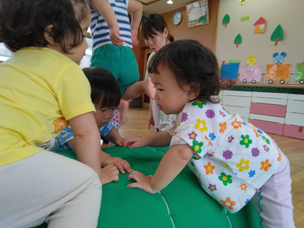 遊戯室で遊ぶ子ども (4)